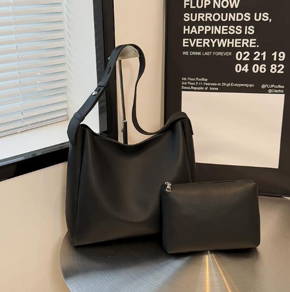 Women Bags 2026 Trends - Sac fourre-tout en cuir tendance pour